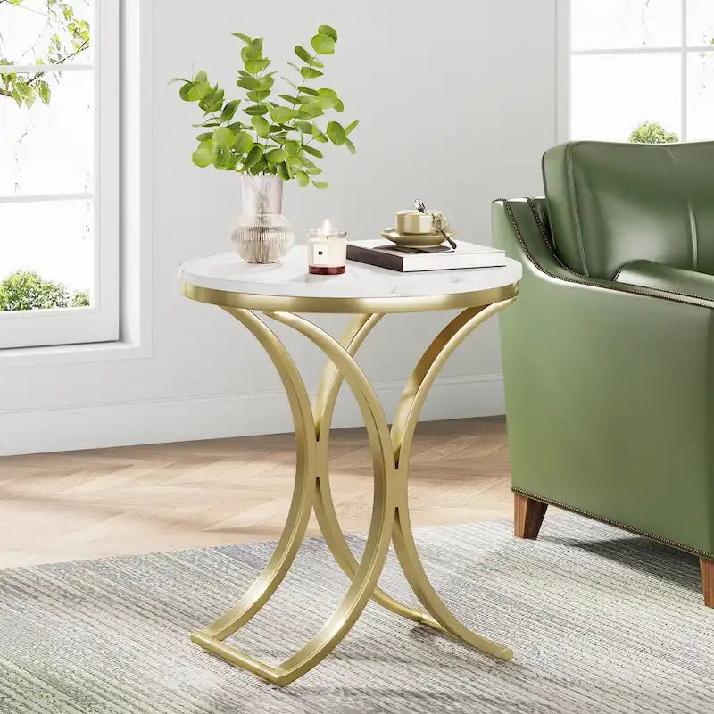 Petite table d'appoint ronde moderne, bout de canapé ou table de chevet avec structure en métal doré et plateau en bois d'ingénierie aspect marbre pour salon